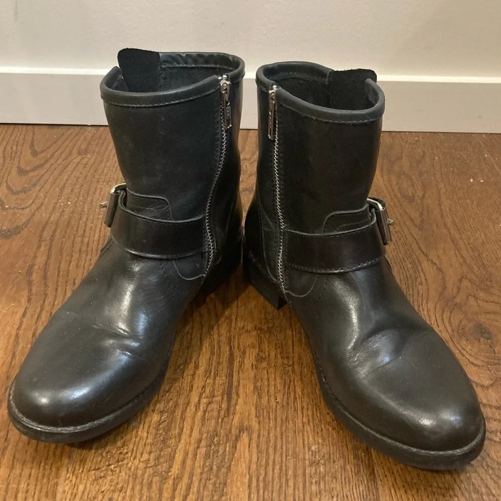 STEVE  MADDEN Sz 7 Moto Style Zipper Buckle Booties